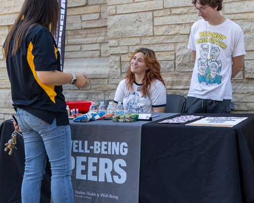 Student at tabling event with Well-Being Peers.